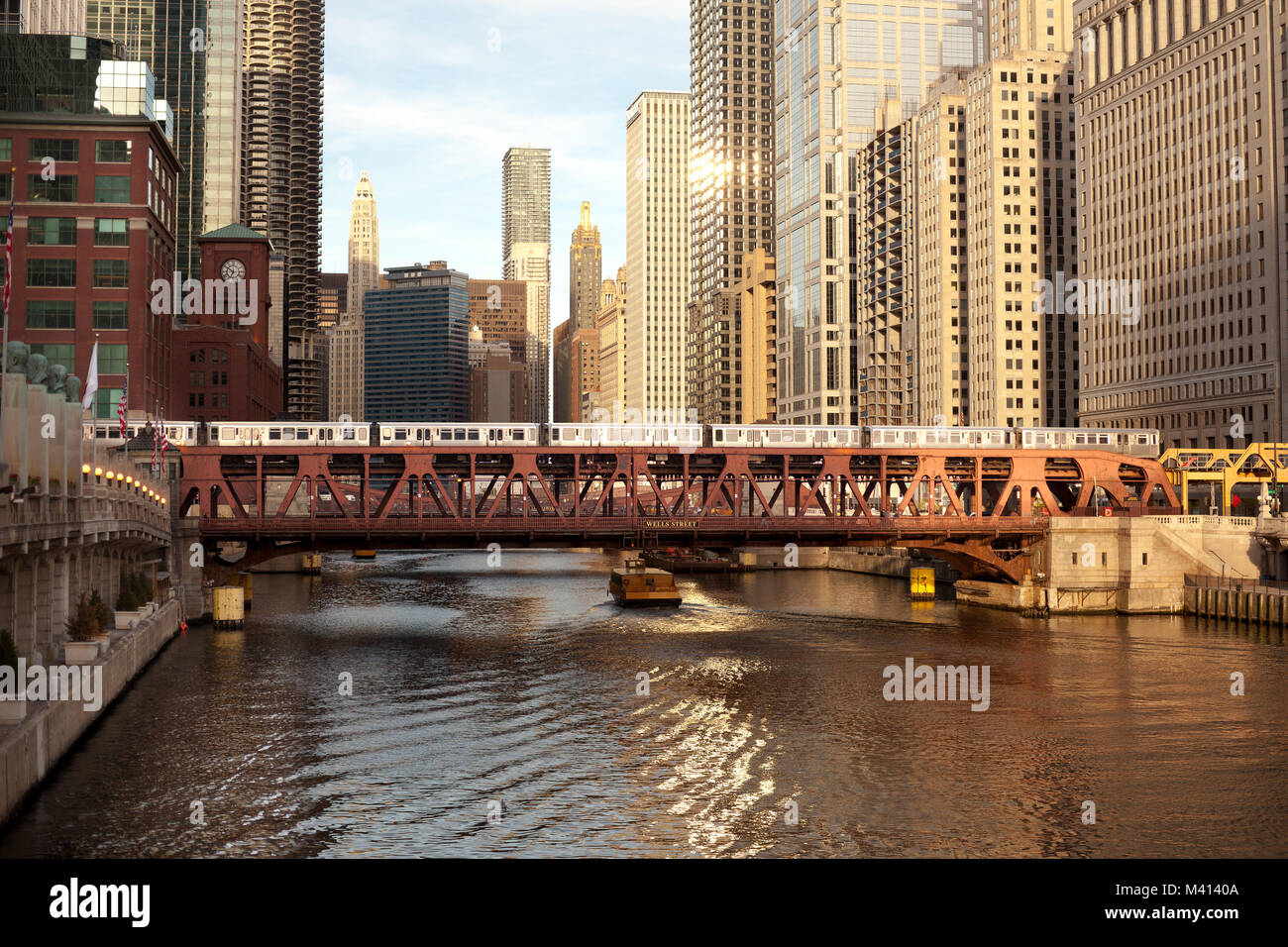 Zug über den Chicago River auf Wells Street, Chicago, Illinois, USA Stockfoto