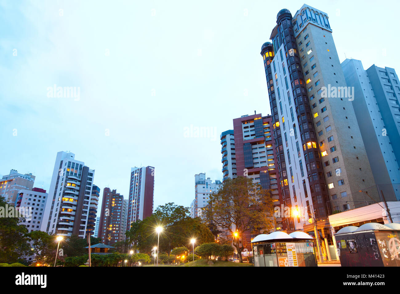 Curitiba, Parana, Brasilien - Apartment Gebäuden rund um Praca do Japao (Japan), im wohlhabenden Viertel Batel. Stockfoto