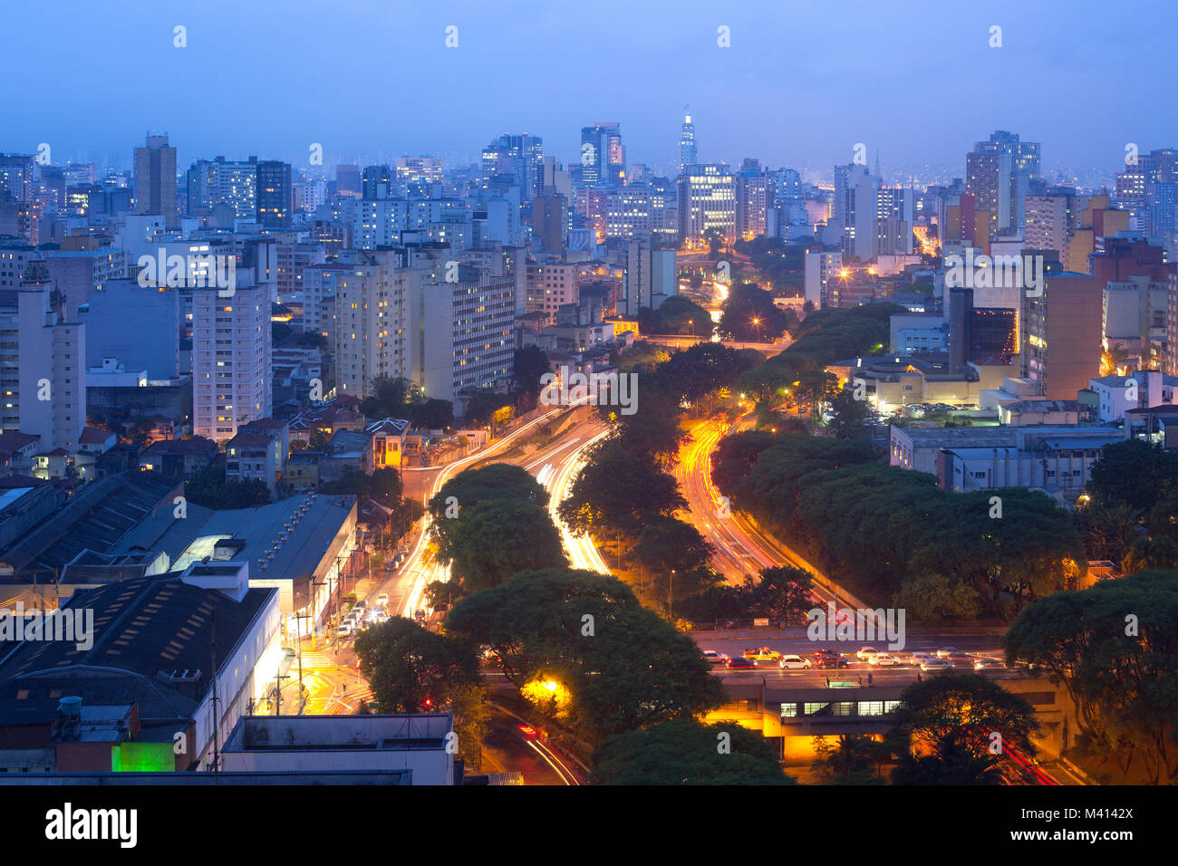 Blick auf die Skyline der Innenstadt und Avenida 23 de Maio, Sao Paulo, Brasilien Stockfoto