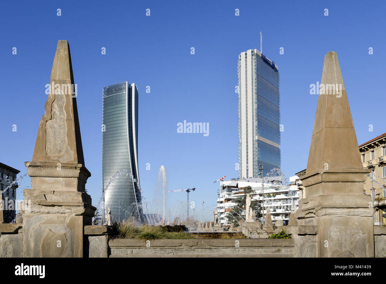Brunnen der Vier Jahreszeiten in der Piazza Giulio Cesare, Citylife, mit Il Dritto und Il Storto Wolkenkratzer in den Hintergrund - Citylife, Mailand, Italien Stockfoto