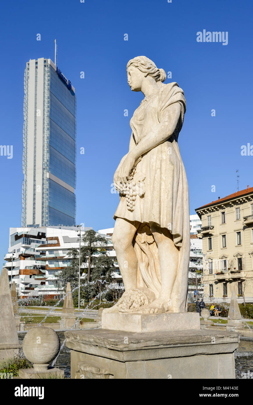 Gegenüberstellung der Statue am Brunnen der Vier Jahreszeiten in der Piazza Giulio Cesare, Citylife, mit Il Dritto Wolkenkratzer in Citylife, Mailand, Italien Stockfoto