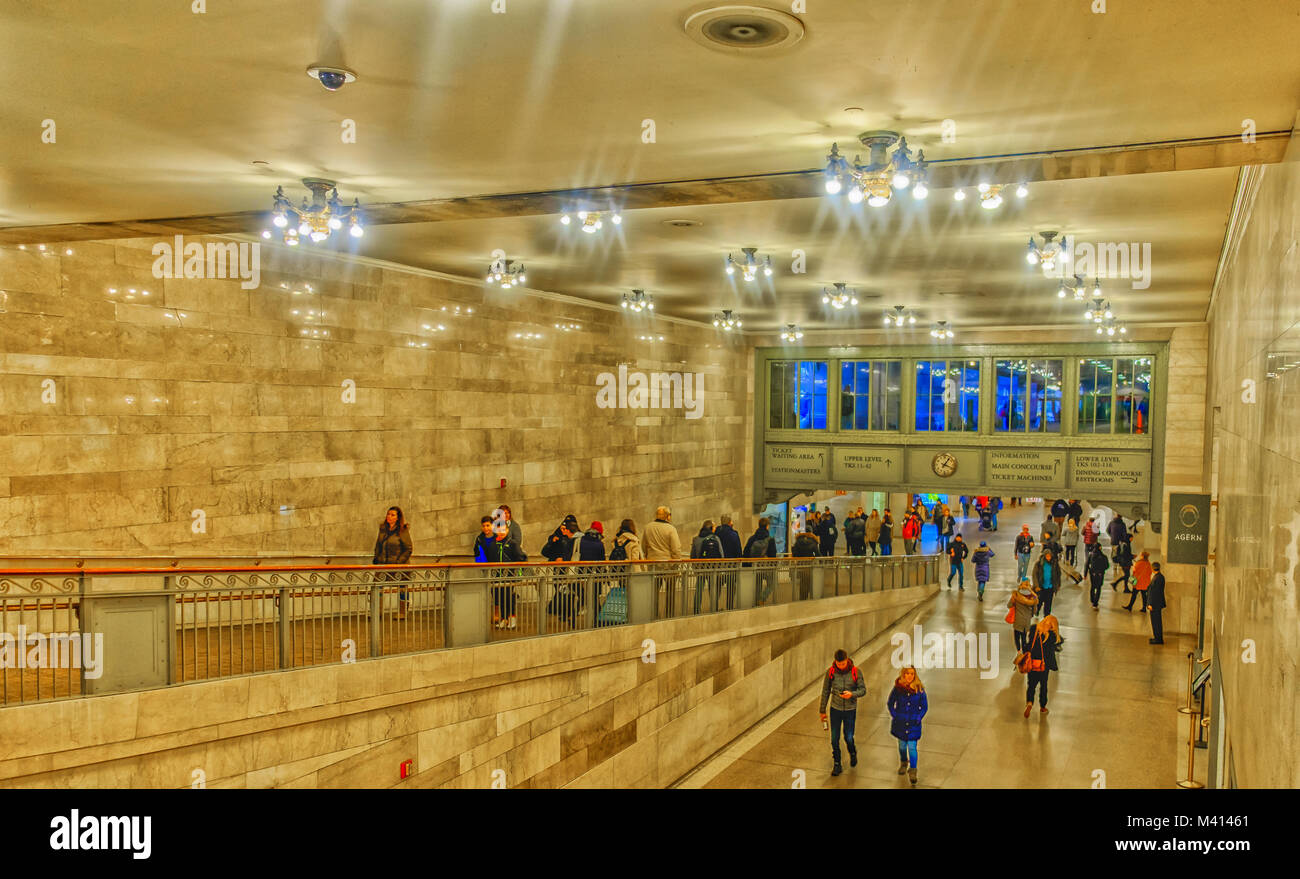 New York City, New York, USA, Jan 2018, Personen in einem Korridor von Grand Central Terminal, die zu der unteren Ebene Stockfoto