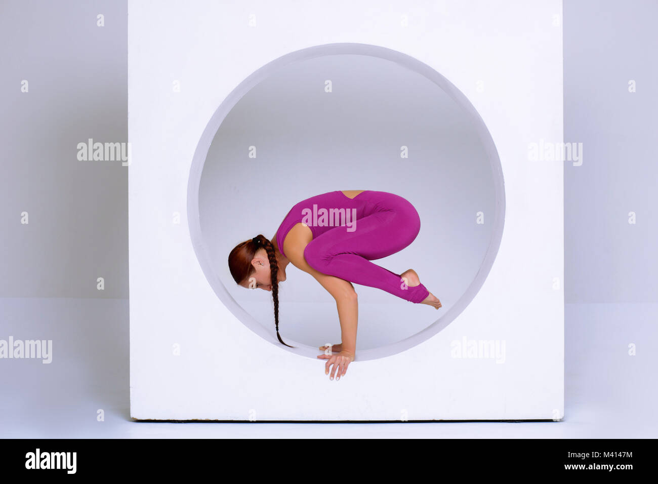 Sport yoga Frau Üben Yoga, Balancieren auf Händen. Konzept von Meditation und Konzentration mit Kopie Raum, Rückansicht Stockfoto