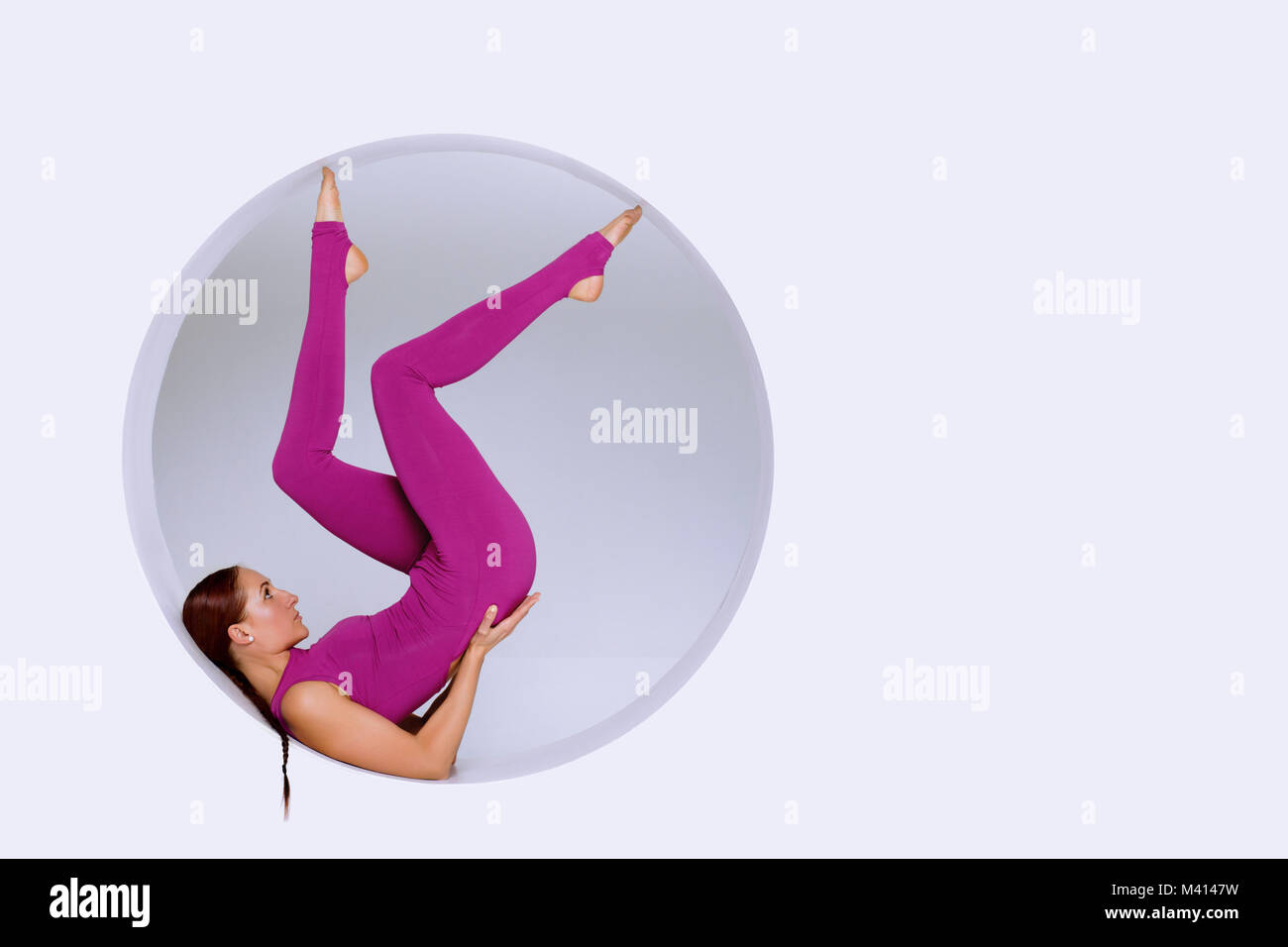 Elegante und sportliche Frau üben gymnastischen Übungen in geometrischen Gestaltung von runden Formen, in der Sphäre. Kreatives Konzept Sport, weißen Hintergrund. Stockfoto