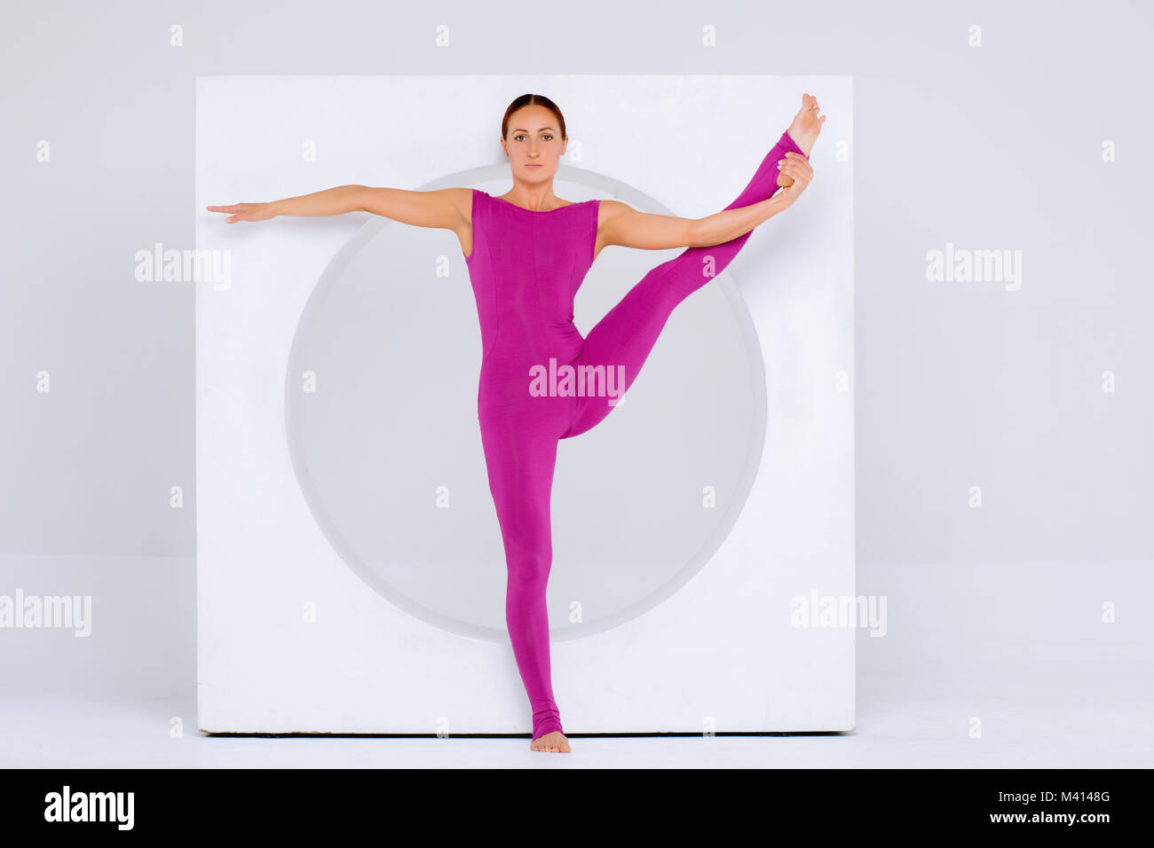 Schöne Frau in Sportkleidung üben stretching Beine, in eine ungewöhnliche modernes Interieur. Idee, Sport und Gesundheit mit Kopie Raum Stockfoto