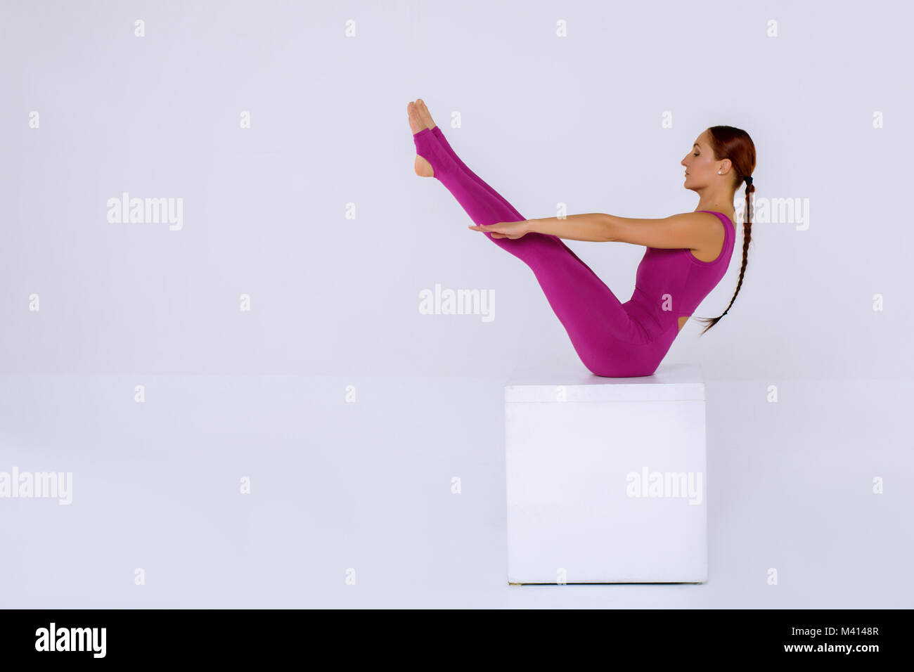 Seitenansicht der aktiven sportlichen schöne Yoga Frau mit Kopie Raum im Hintergrund, halten die Balance, gesunde Lebensweise, Workout Wellness. Stockfoto