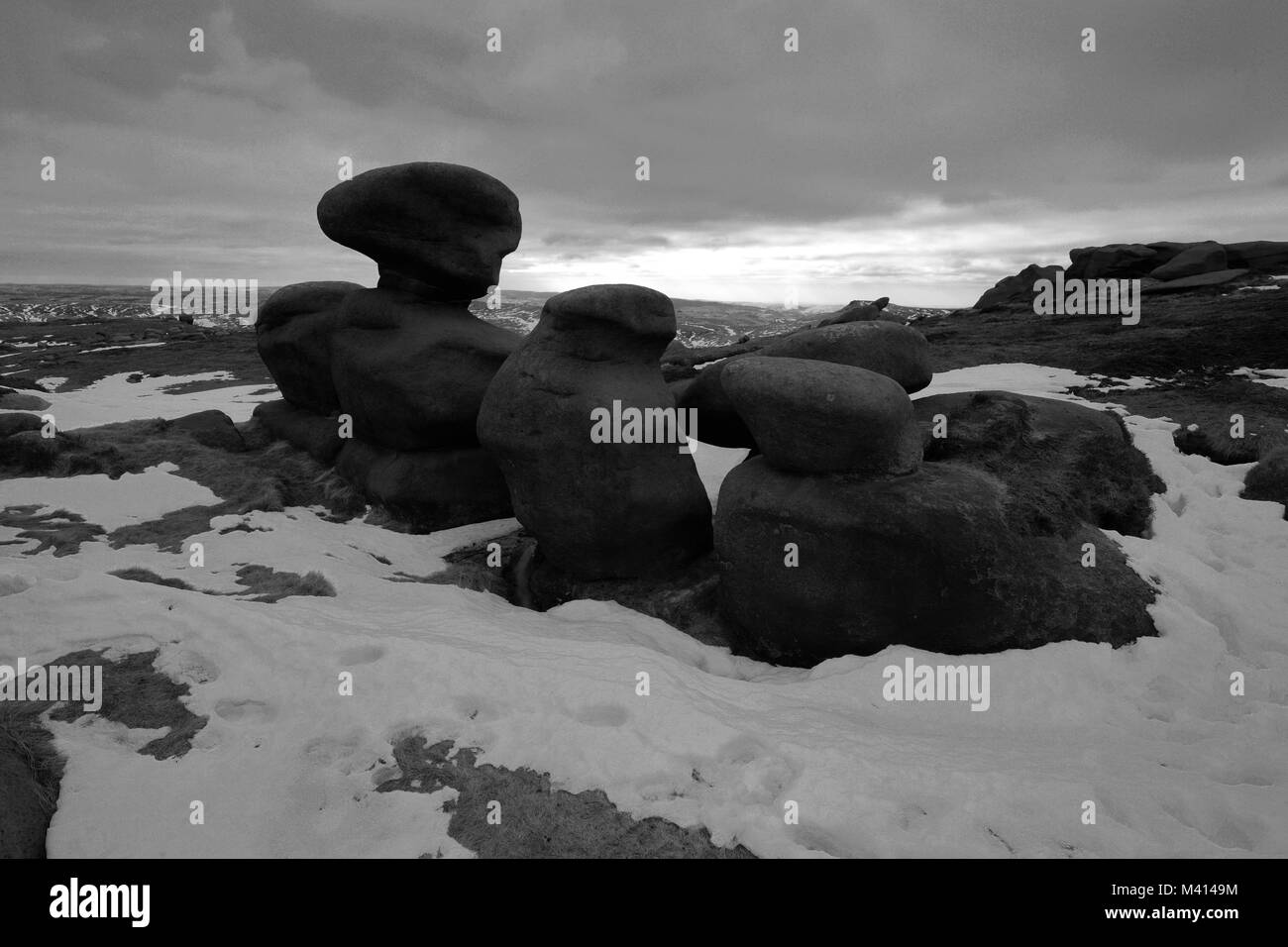 Winter Schnee auf der Woolpacks Felsen, Kinder Scout, Nationalpark Peak District, Derbyshire, England, Großbritannien Stockfoto