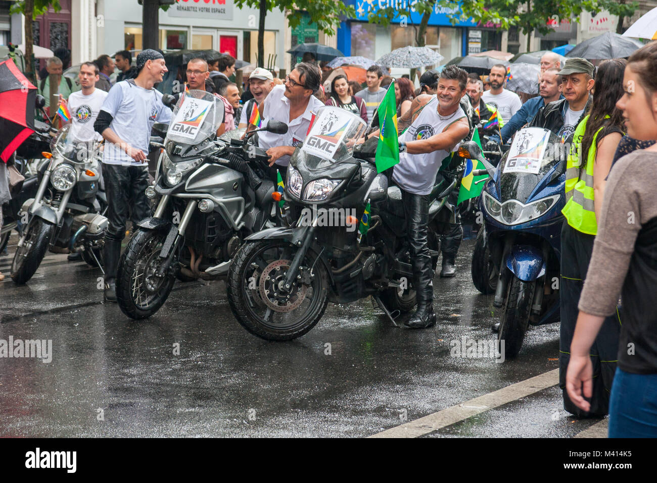 Mitglieder der französischen Gay Motor Club (GMC) Teilnahme an der Gay Pride auf den Boulevard Beaumarchais an einem regnerischen Tag, Paris, Frankreich. Stockfoto