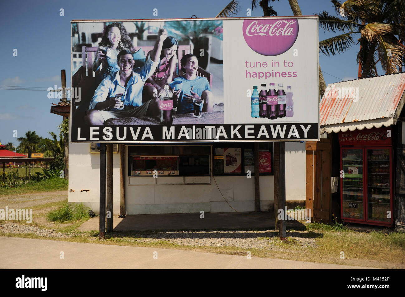 Mai lesuva Takeaway & Coca-Cola Anzeige in Suva, Fidschi Stockfoto