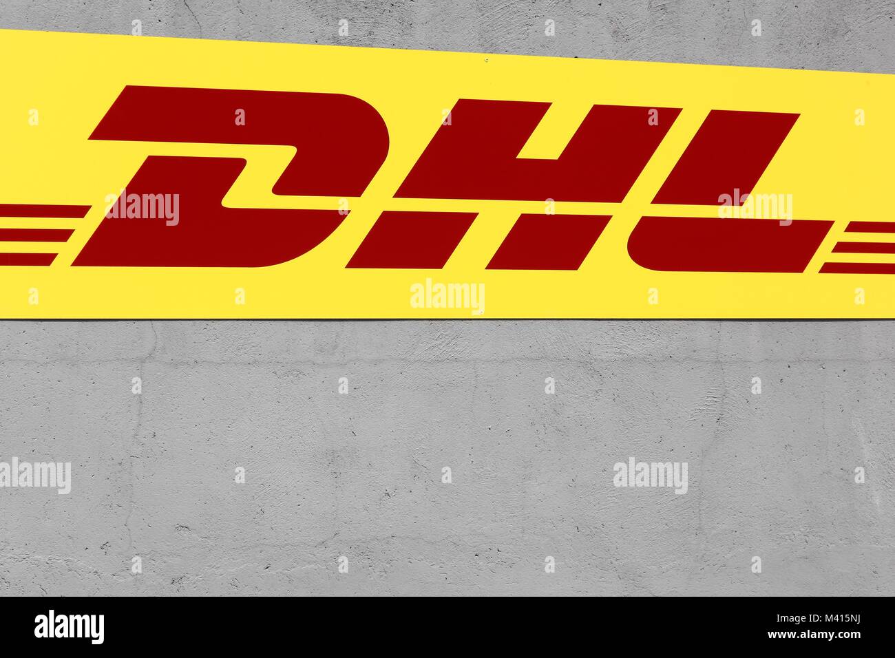 Sassenage, Frankreich - Juni 24, 2017: DHL Logo auf einer Fassade. DHL Express ist eine Abteilung des deutschen Logistikunternehmen Deutsche Post Stockfoto