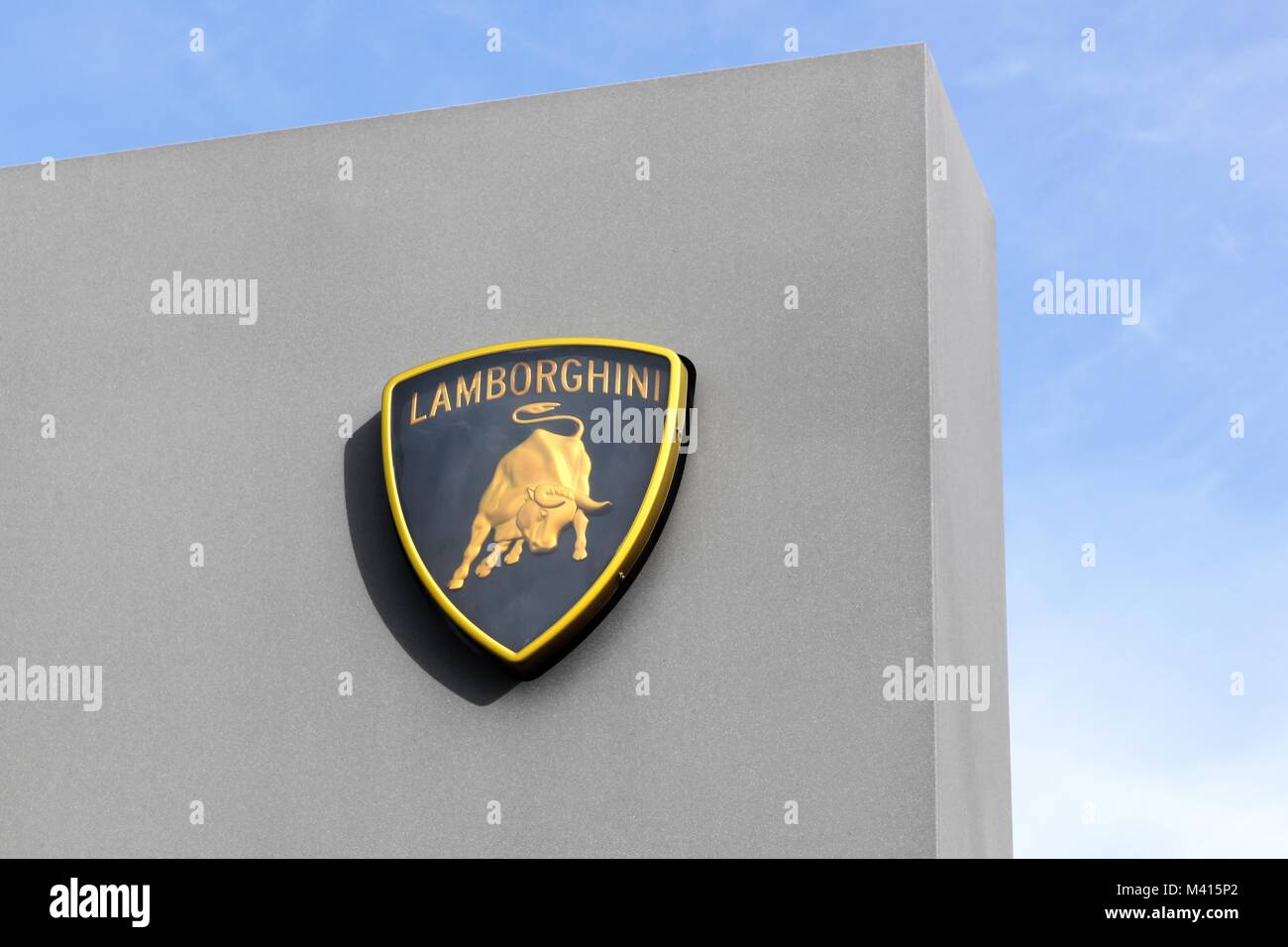 Dardilly, Frankreich - 26. Februar 2017: Lamborghini Logo auf einem Panel. Lamborghini ist ein italienischer Marke und Hersteller von Luxus supercars und Sportwagen Stockfoto