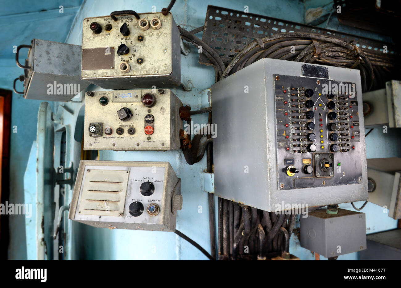 Altes Radio auf kriegsschiff an Museum Zimmer des Krieges Schiff Steuerung im Krieg Schiff Museum kostenlos für Tourismus zu schauen und zu lernen über die Geschichte des Kriegs Schiff gehen ein Stockfoto