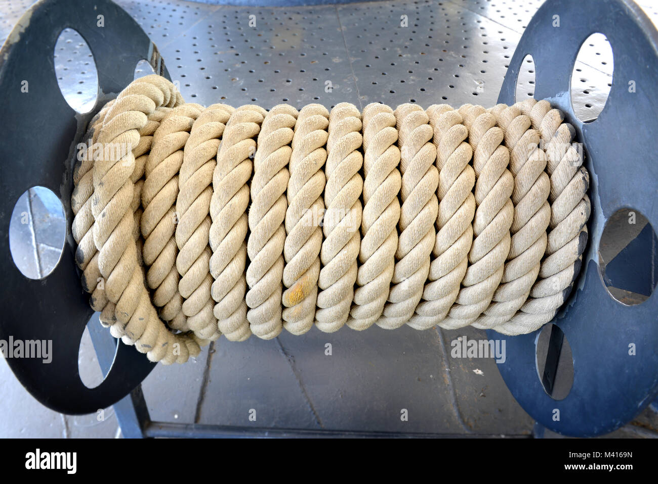 Die Rolle der grossen und starken Seil am Boot und Schiff für den Einsatz Stockfoto