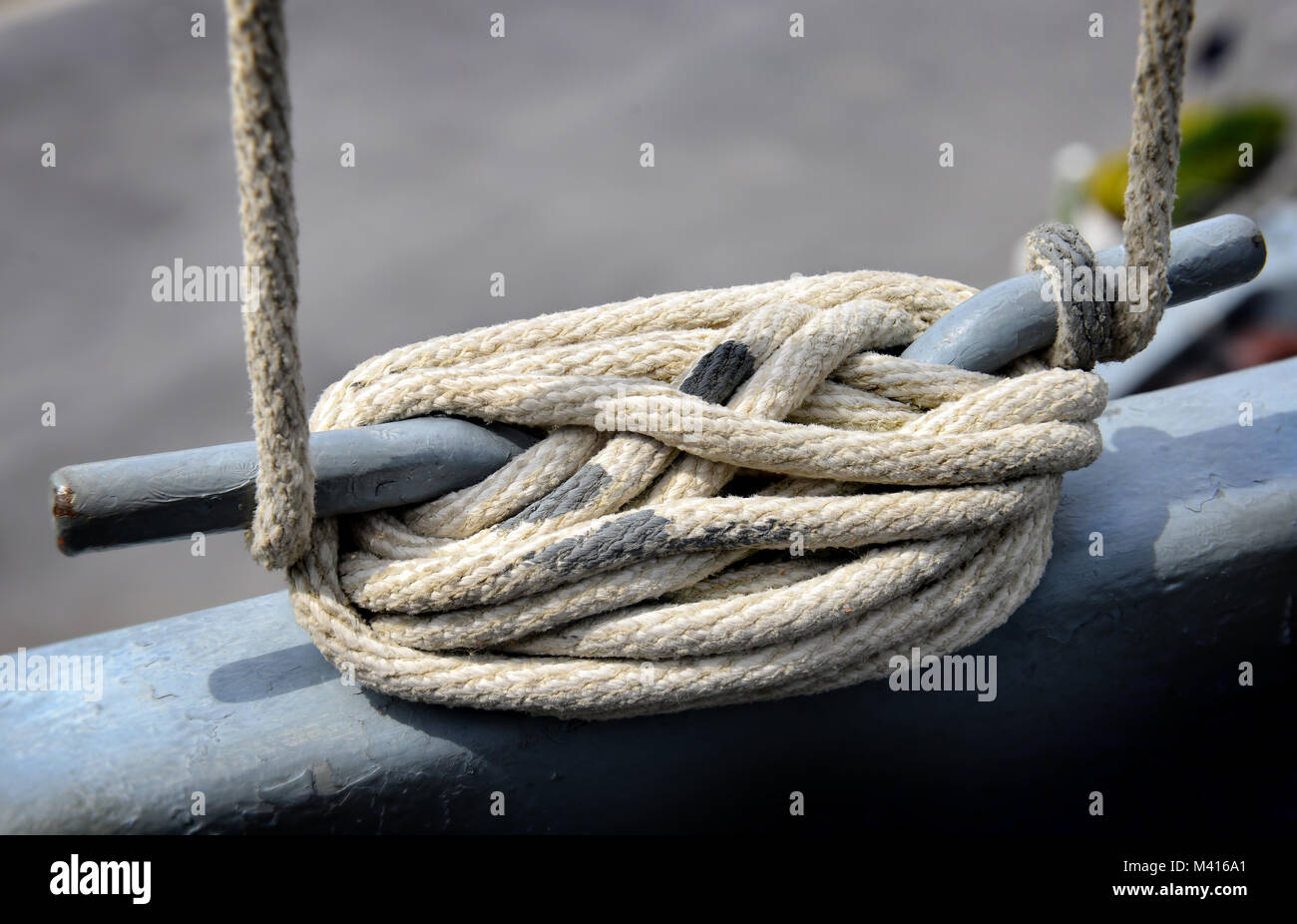 Groß und stark Seil am Boot und Schiff für den Einsatz Stockfoto