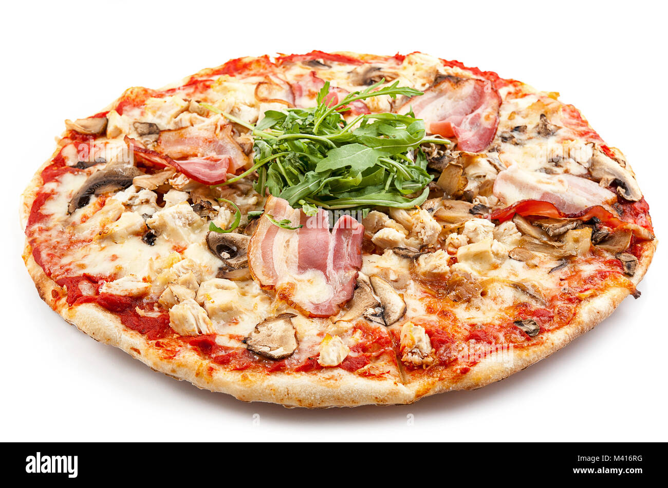 Fleisch italienische Pizza mit Rucola auf weißem Hintergrund. Oben betrachten. Stockfoto