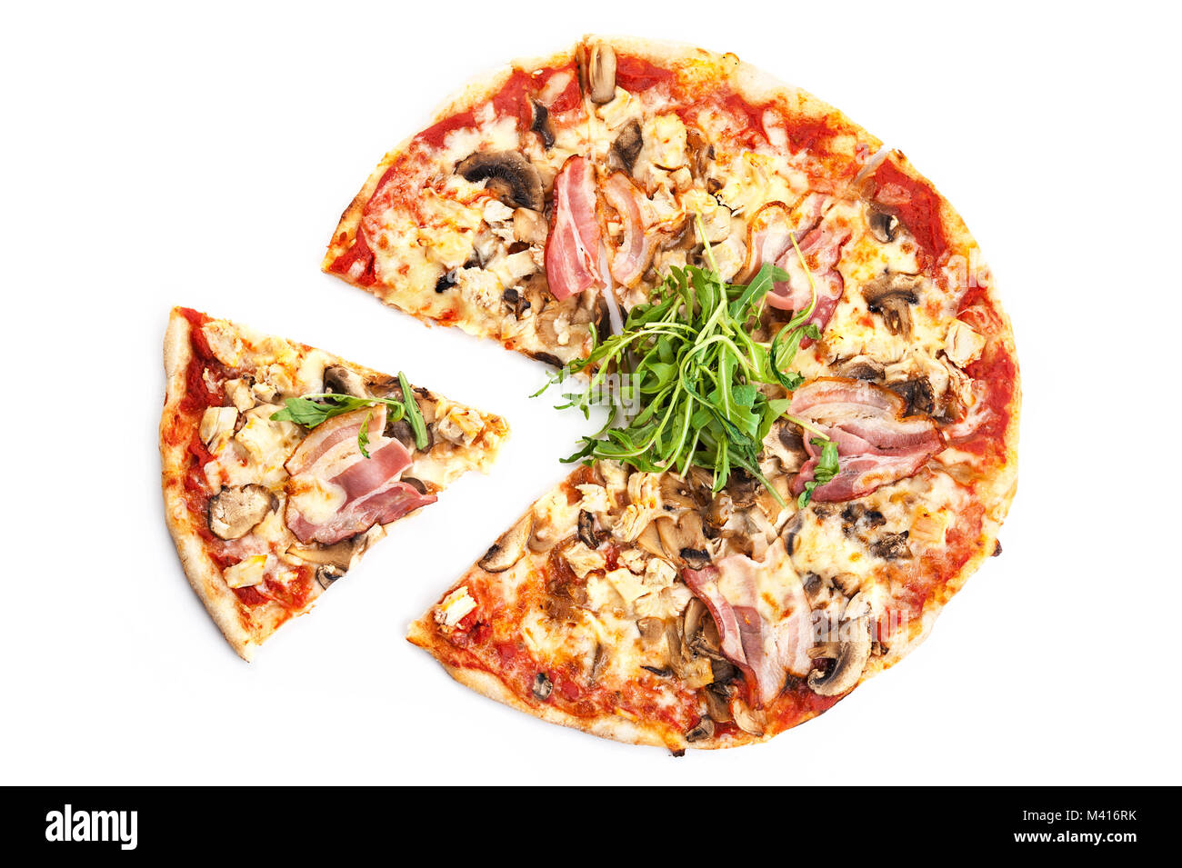 Fleisch italienische Pizza mit Rucola und Scheibe auf weißem Hintergrund. Ansicht von oben. Stockfoto