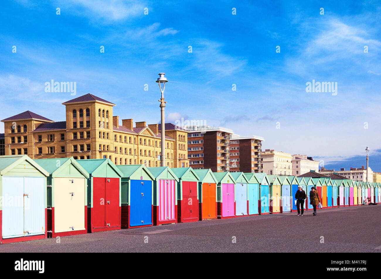 Bunten Badekabinen und Sammelsurium Architektur entlang der Strandpromenade zu Fuß von der Strandpromenade Hoves in Brighton, Brighton & Hove, East Sussex, Großbritannien Stockfoto