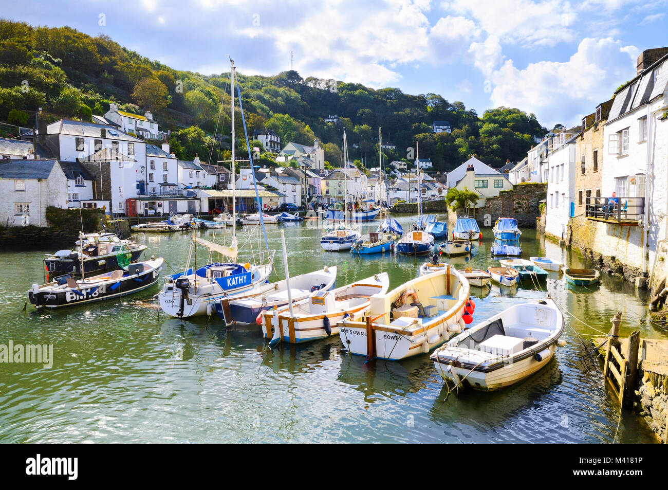 Einen schönen hellen Sommermorgen in Polperro Hafen, Cornwall, England, Großbritannien Stockfoto