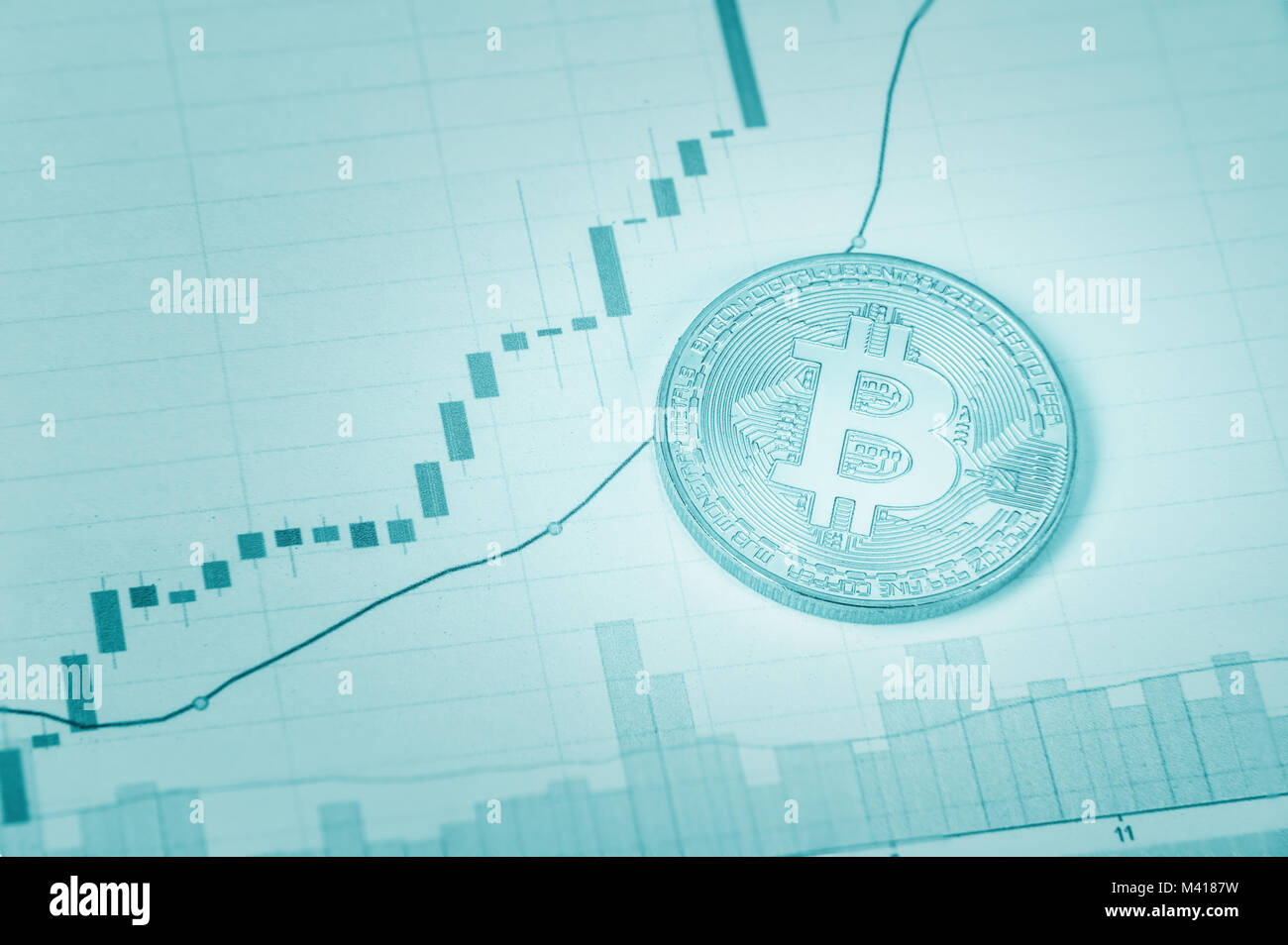 Auf dem Papier chart Bitcoin, blau getönt Stockfoto