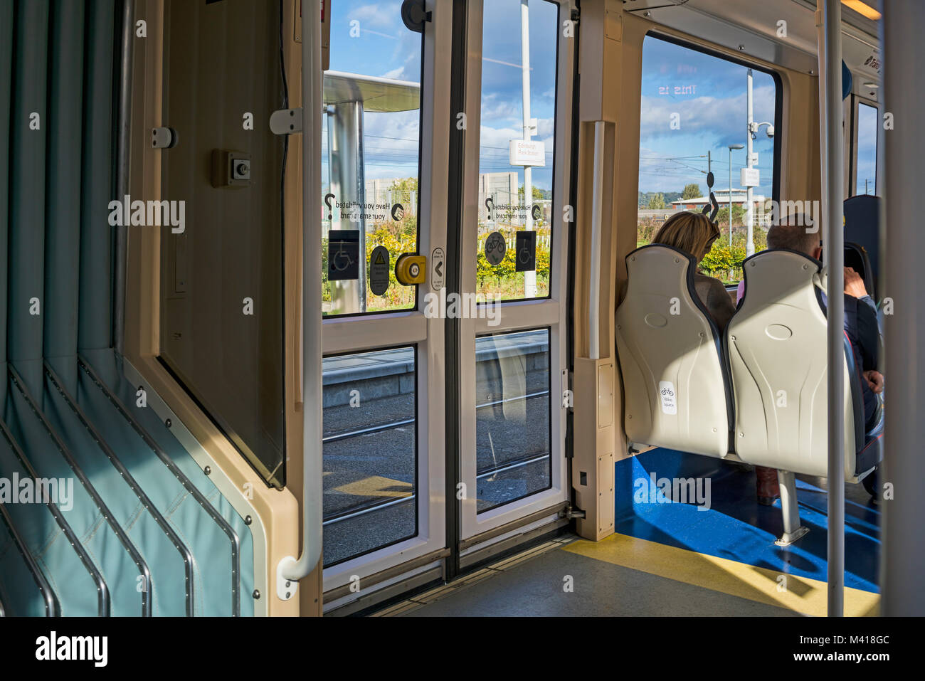 Straßenbahn gestoppt im Park, Station, nach Edinburgh, Schottland, Großbritannien. Stockfoto