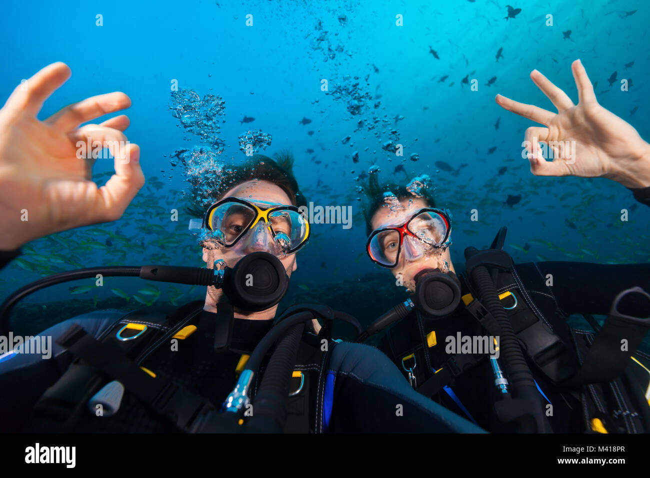 Paar Taucher zeigen ok Zeichen, Porträt Fotografie. Unterwasser Sport und Aktivitäten Stockfoto