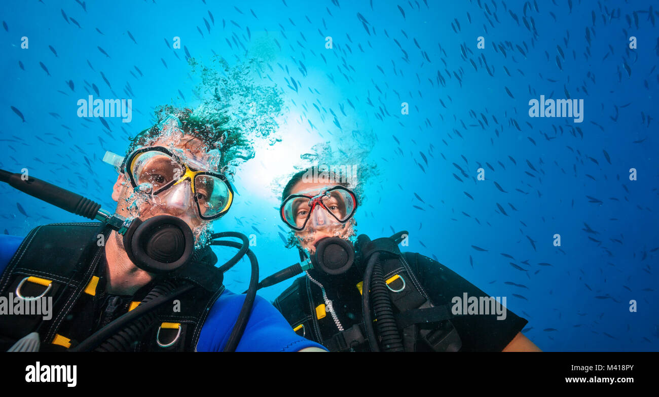 Paar Taucher, Porträt Fotografie. Unterwasser Sport und Aktivitäten Stockfoto