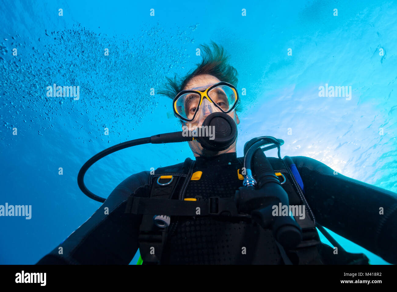 Junger Mann Scuba Diver selfie, Unterwasser Aktivitäten Stockfoto