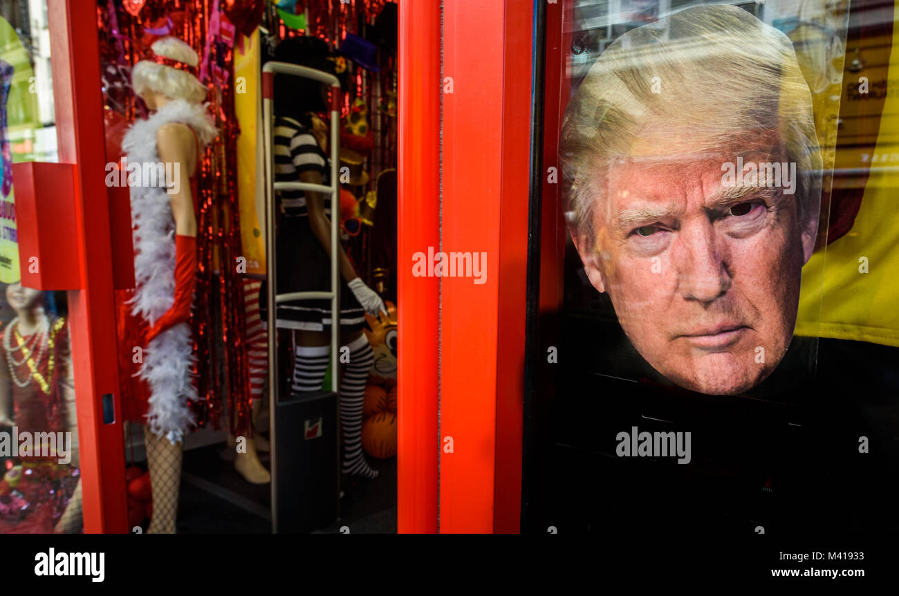 Ein Gummi Donald Trump Maske für Verkauf in einer Neuheit Geschenk Shop. Stockfoto