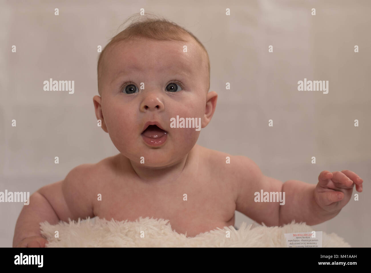 Cute Baby an der Kamera Mund Suche öffnen Stockfoto