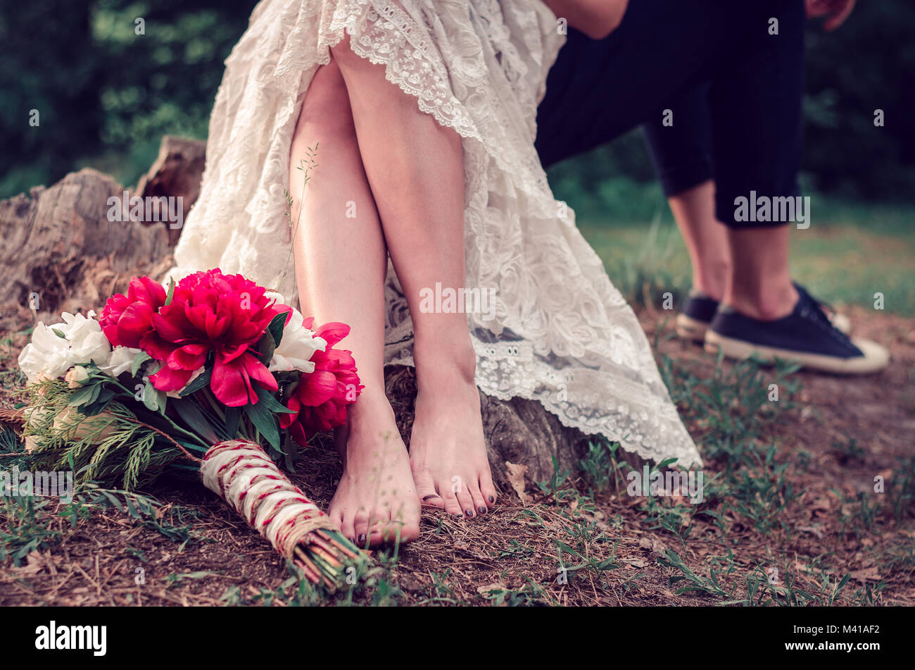 Wedding Bouquet zu Füßen der Braut und Bräutigam Stockfoto