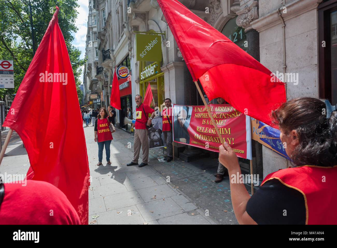 Die Demonstranten fordern die Freilassung der Schottischen linken Steve Kaczynski außerhalb des Büros der türkischen Botschaft in Holborn. Statt ohne Anklage seit April 2nd, hat er sich im Hungerstreik seit dem 25. Juni. Stockfoto