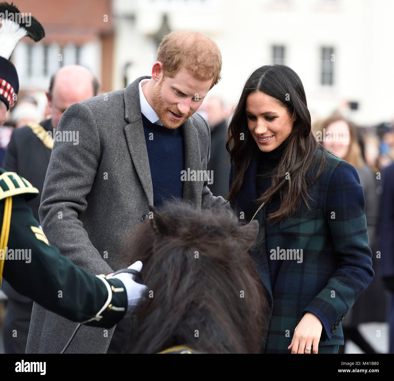 Prinz Harry und Meghan Markle treffen regimental Maskottchen Cruachan IV während eines Rundganges auf der Esplanade in Edinburgh Castle, während über ihren Besuch in Schottland. Stockfoto