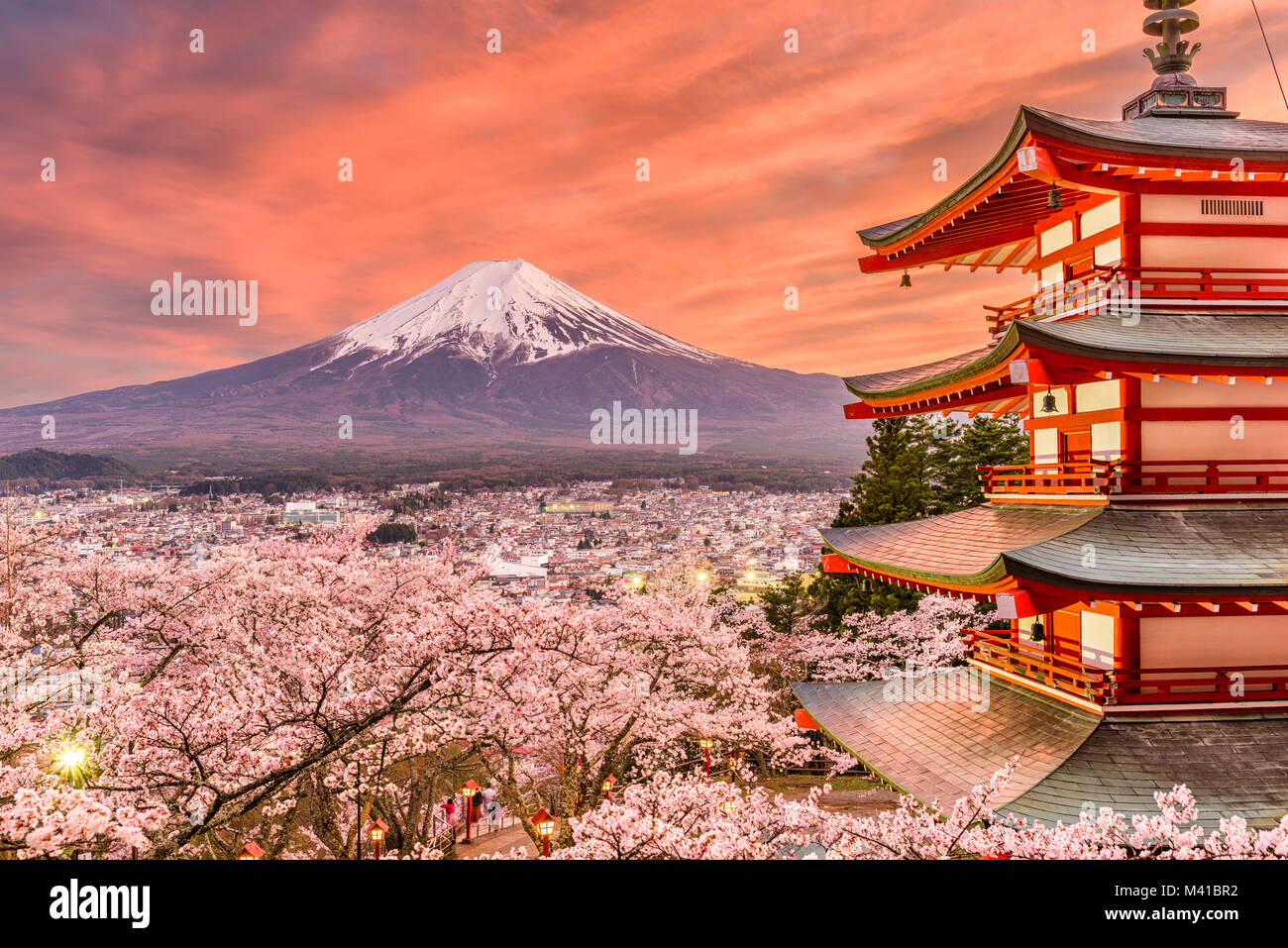 Fujiyoshida, Japan frühling landschaft mit Mt. Fuji und die Frieden Pagode. Stockfoto
