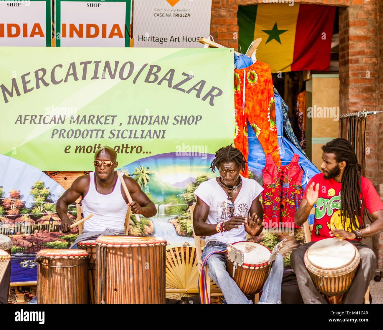 Eine Gruppe von afrikanischen Musiker spielen mit afrikanischen Trommeln und Lieder vor einem traditionellen afrikanischen Markt singen Stockfoto