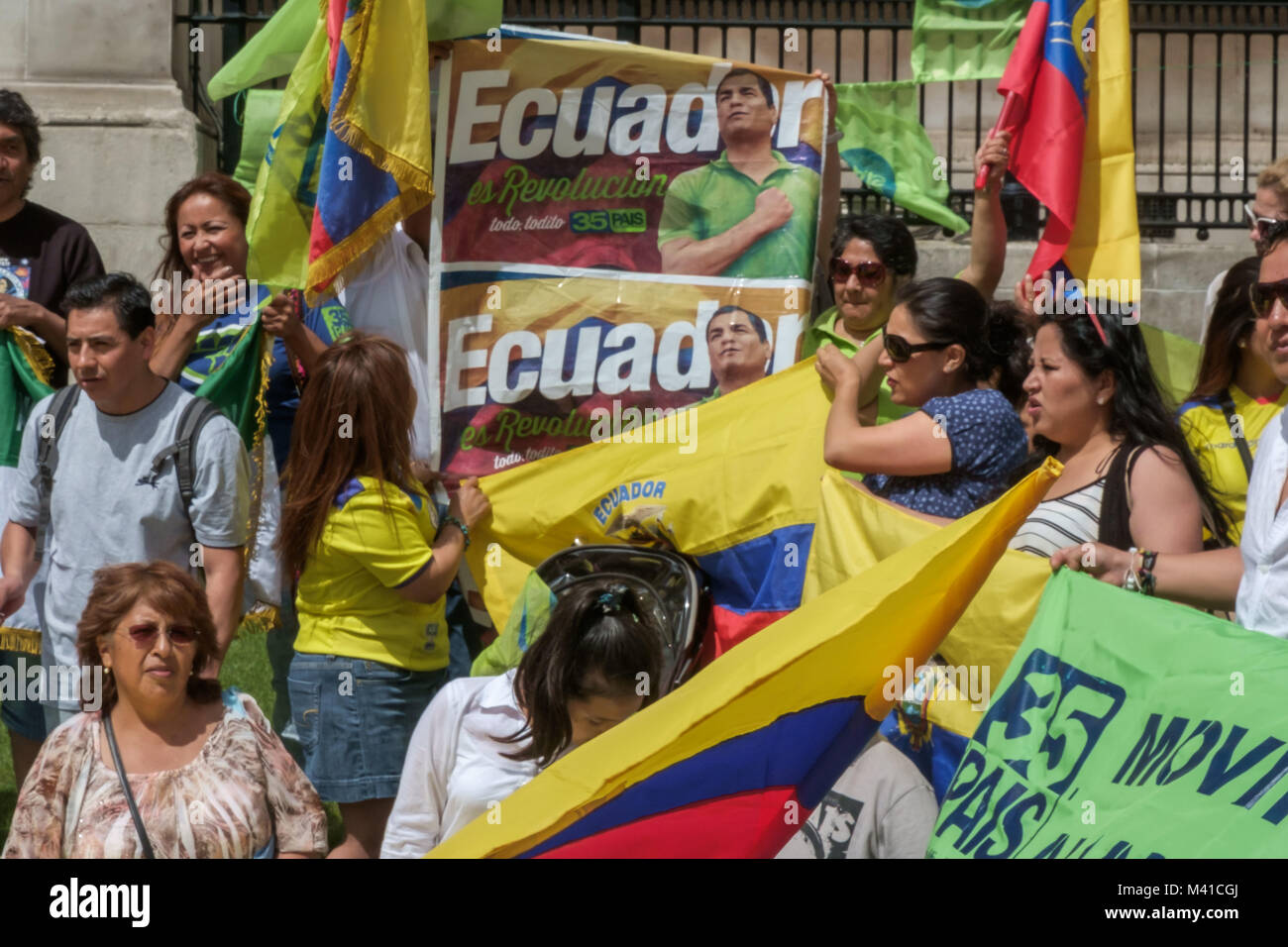 Die ecuadorianer Protest auf dem Trafalgar Square in der Unterstützung von Präsident Correa's 'Bürger Revolution' gegen Proteste und coup Drohungen mit einem großen Poster des Präsidenten. Stockfoto