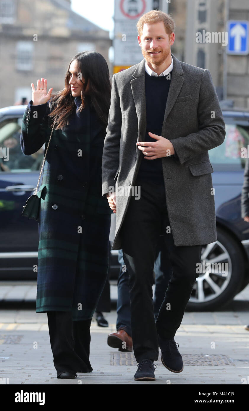 Prinz Harry und Meghan Markle außerhalb der Sozialen Happen in Edinburgh, bei ihrem Besuch in Schottland. Stockfoto