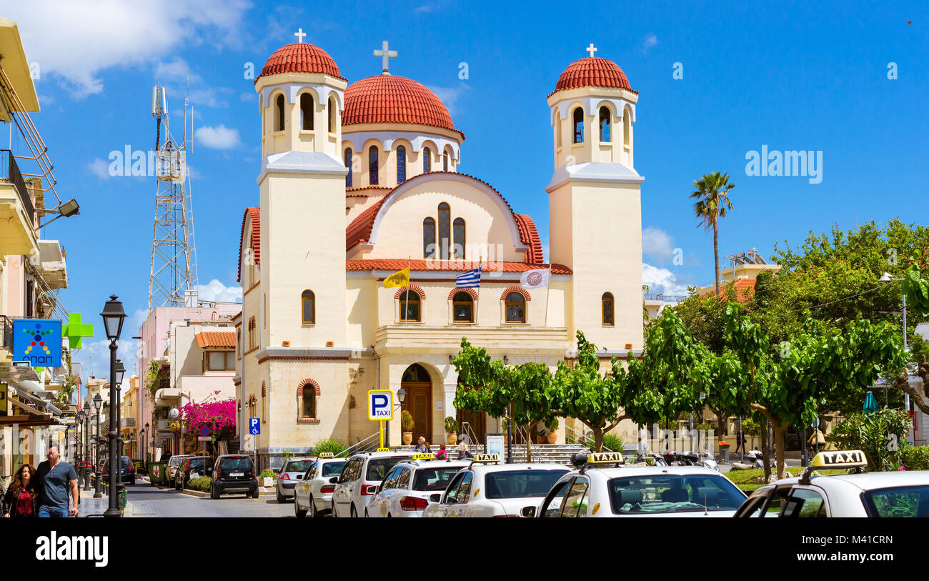 Rethymno, Griechenland - 3. Mai 2016: touristische Attraktion der Östlichen Orthodoxen Kirche von vier Zeugen. Touristen durch die Straßen der Altstadt. Mittelmeer Stockfoto