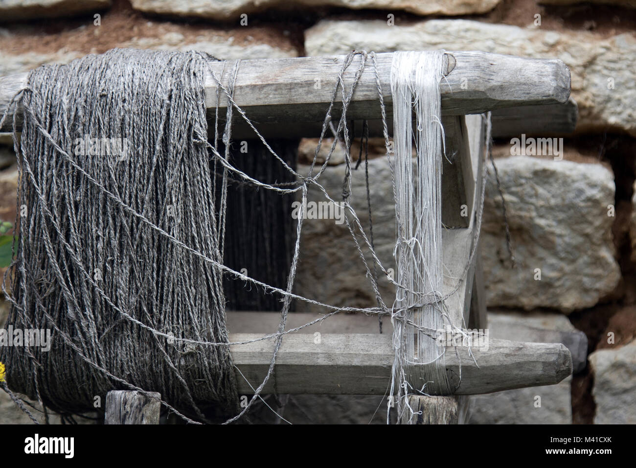 Alltägliche Objekte in Museen und verlassene alte Häuser, reeler Für die Herstellung von Gewinden und Seile, geben Twist zum Seil, twist Gewinde Stockfoto