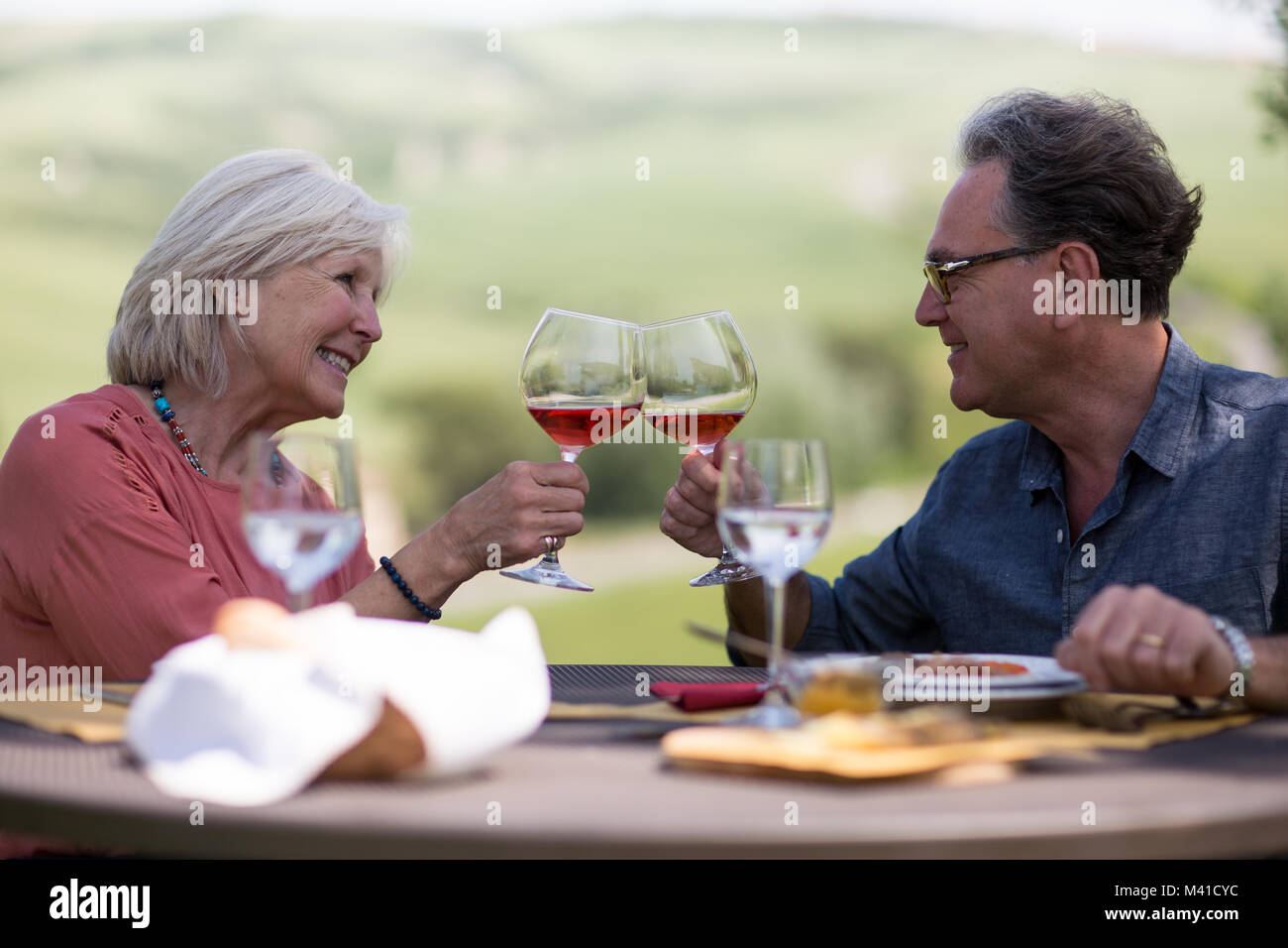 Senior paar Essen im Freien Stockfoto