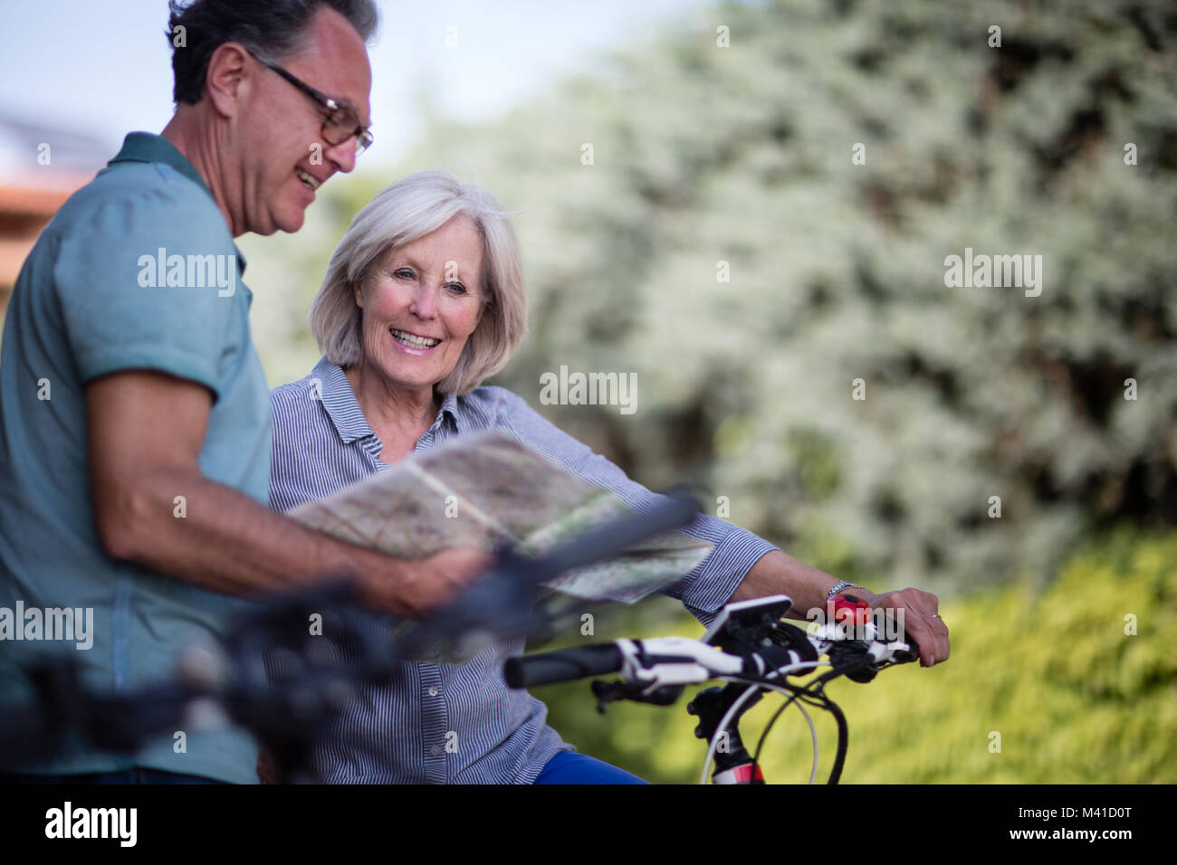 Senior Paar in die Karte schauen auf Radfahren Urlaub Stockfoto