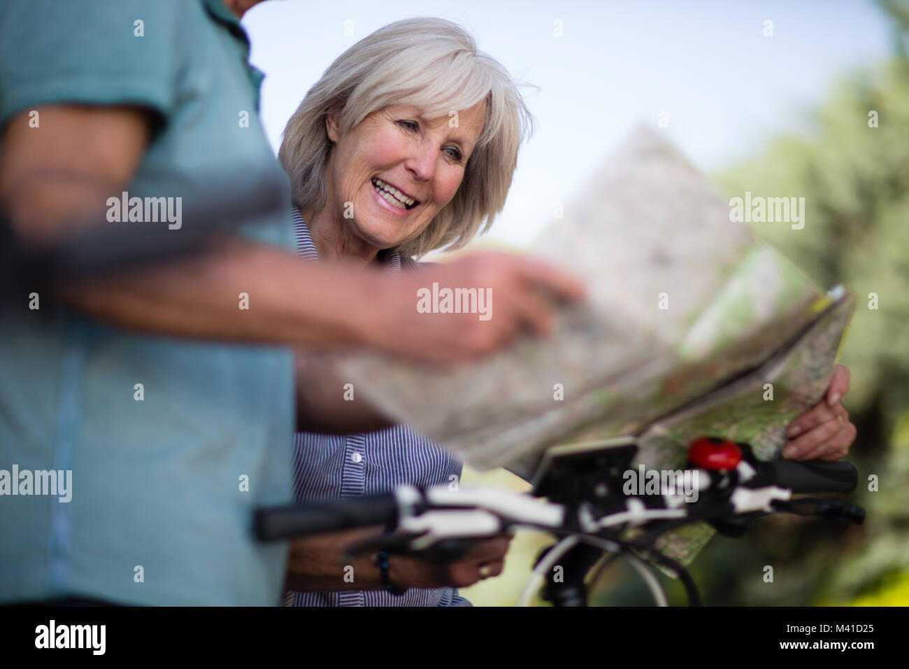 Senior Paar in die Karte schauen auf Radfahren Urlaub Stockfoto