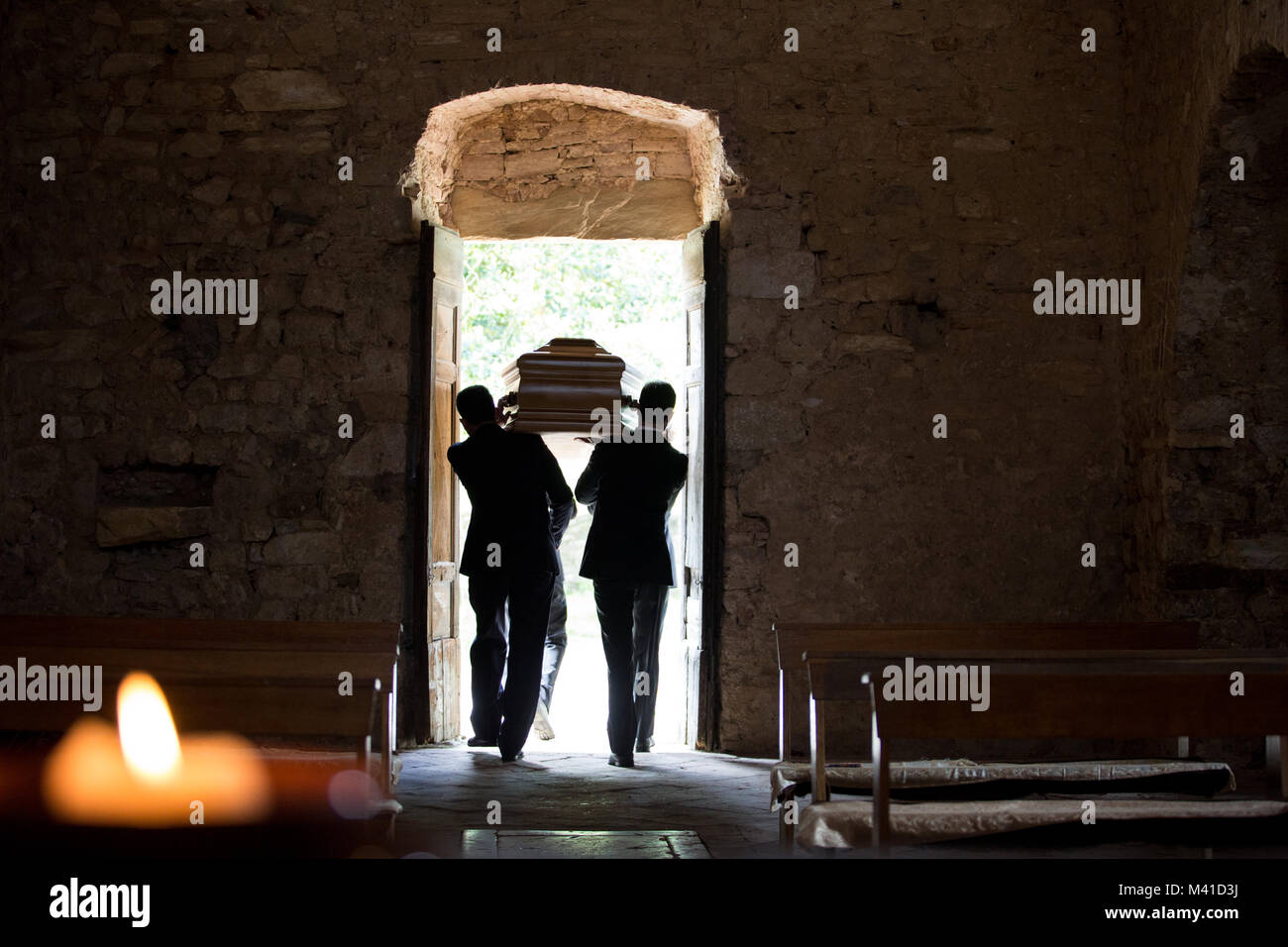 Pallbearers heben einen Sarg Stockfoto