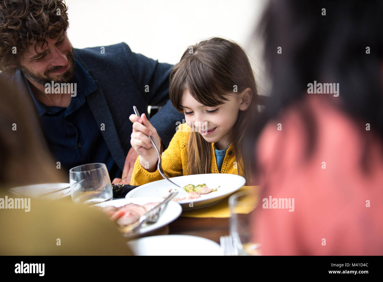 Vater lächelnd an Tochter essen Essen Stockfoto