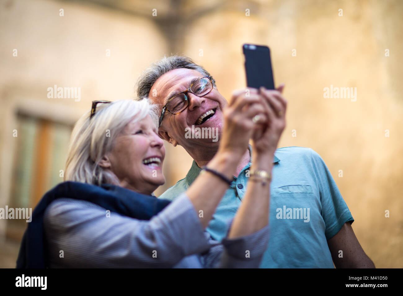 Senior Paar auf Urlaub nimmt eine selfie oder auf Video Anruf Stockfoto