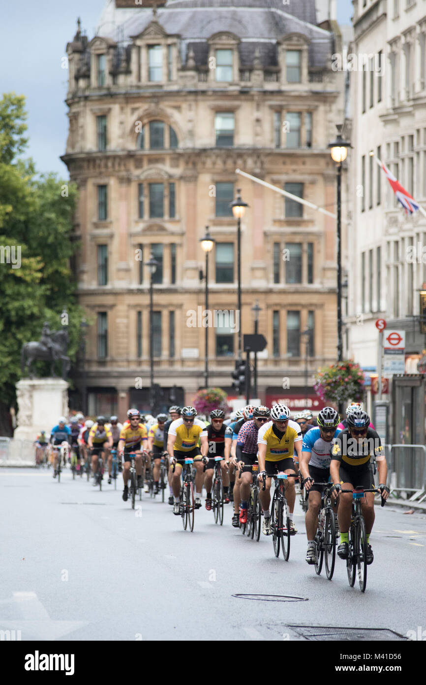 Fahrt London Bike Race - Fahrer fahren Sie durch das Zentrum von London in Richtung der finnische Linie. Stockfoto