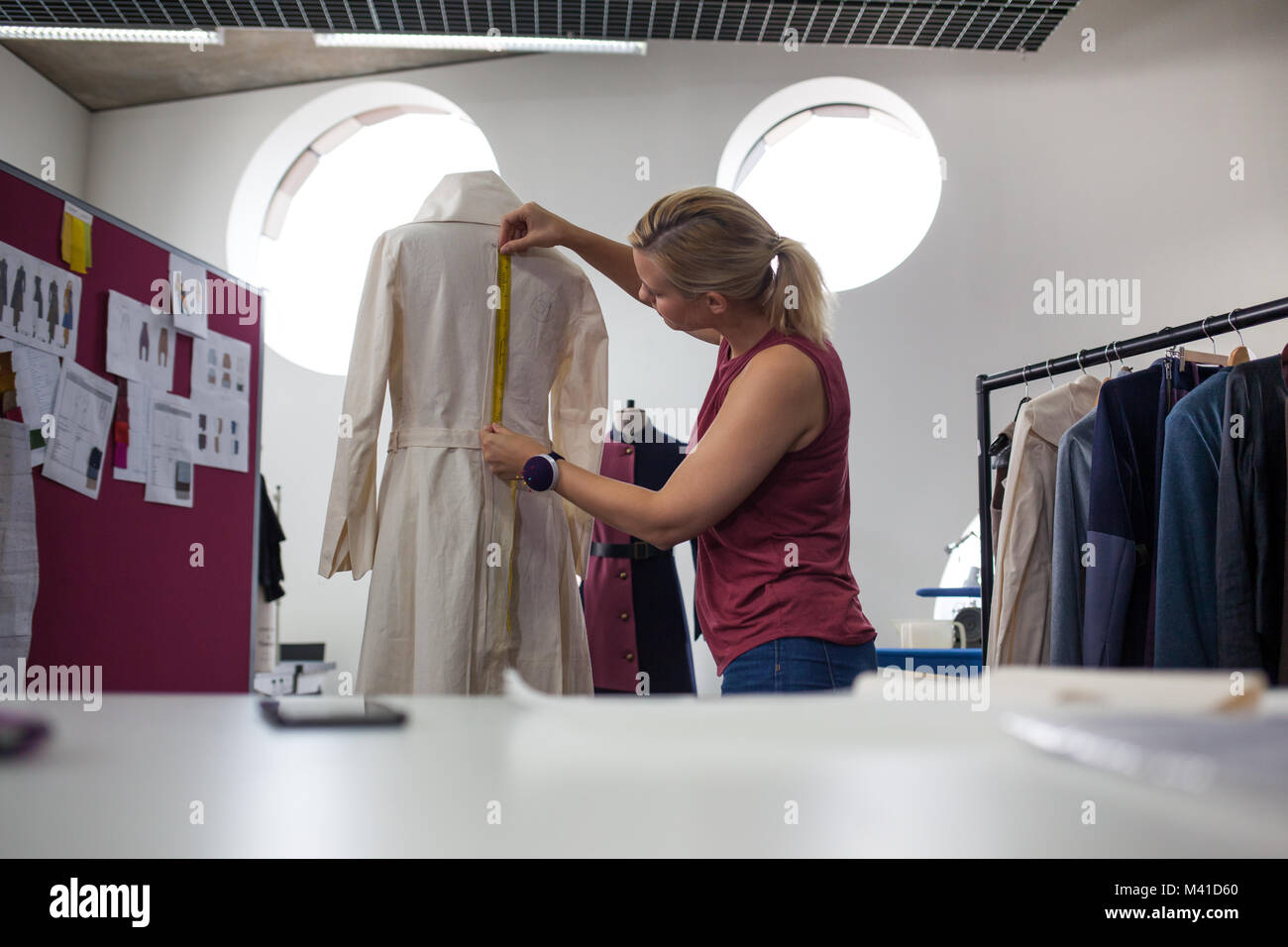 Fashion Designer mit einem Maßband Stockfoto