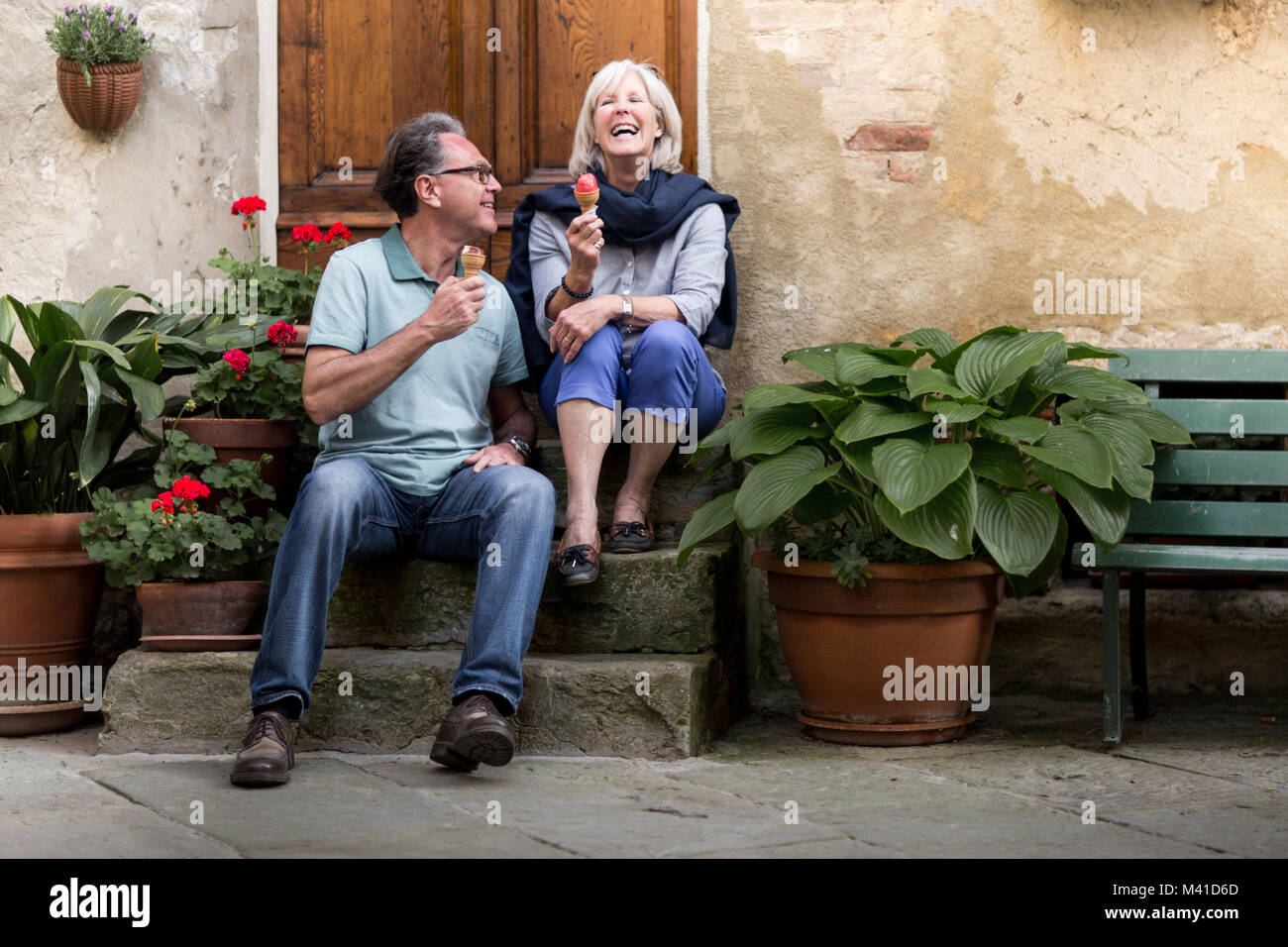 Senior paar Essen gelato auf Urlaub Stockfoto