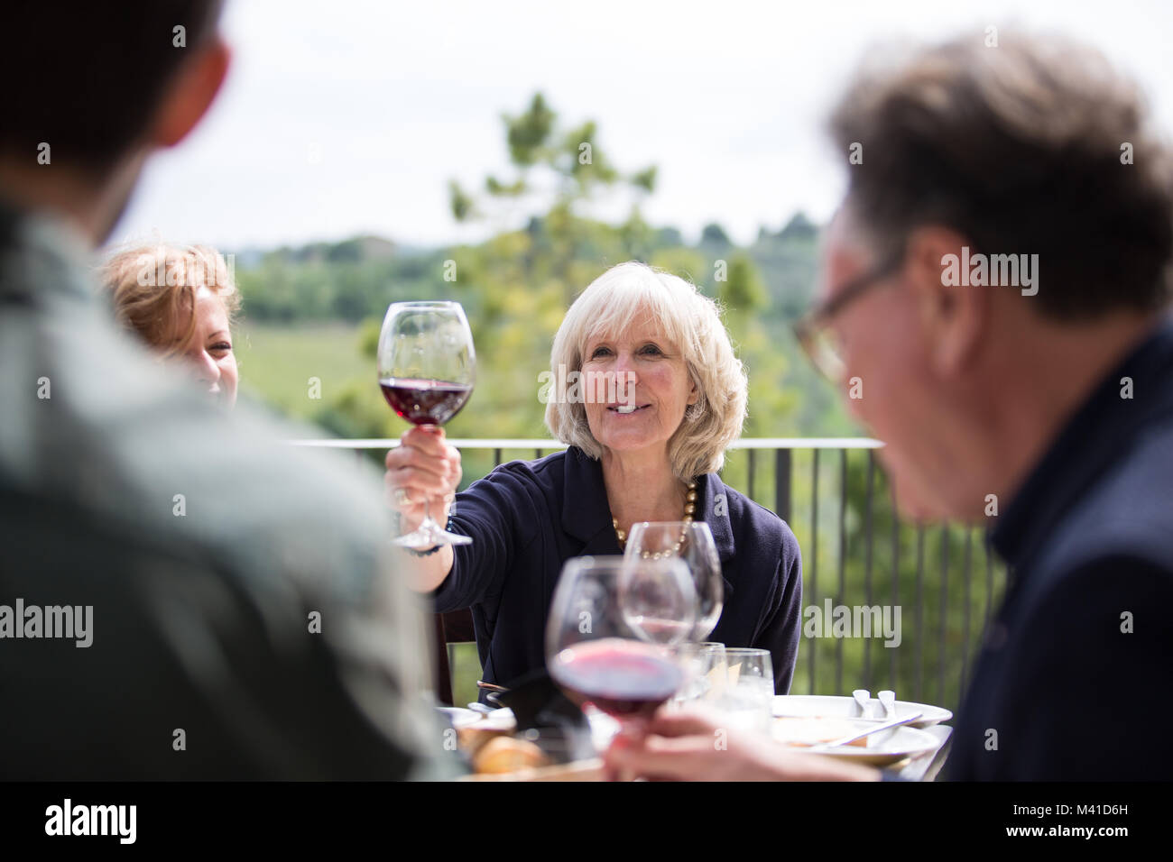 Ältere Frau, die ein Glas Wein. Stockfoto
