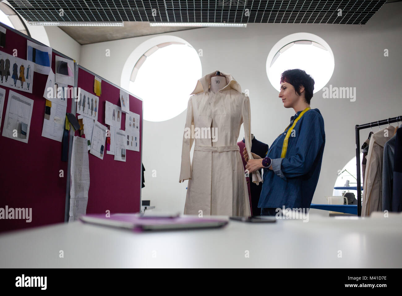 Fashion Designer arbeiten auf ein Kleid Stockfoto