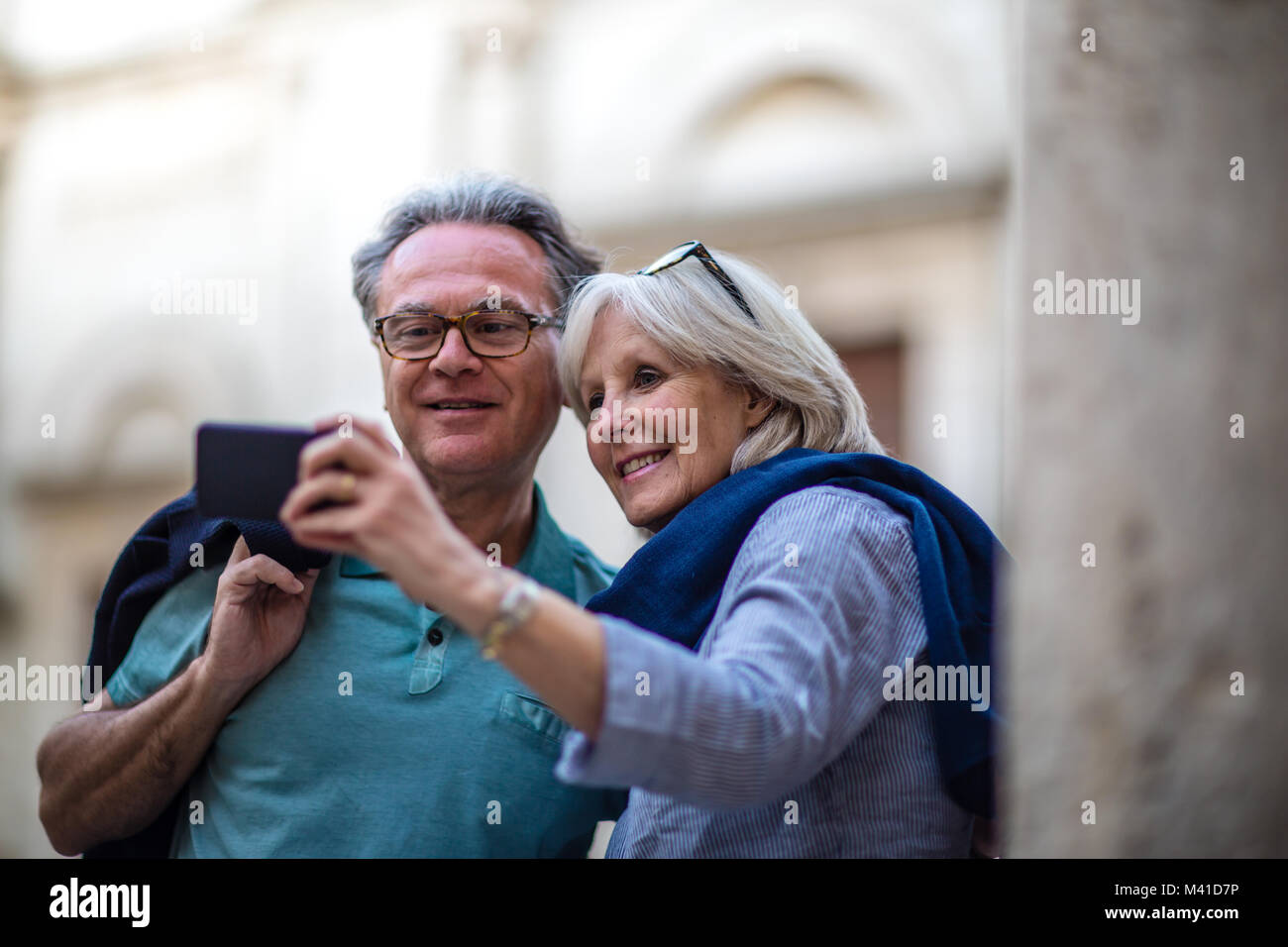 Senior Paar auf Urlaub nimmt ein Foto zu einem touristischen Ort Stockfoto